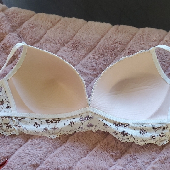 Lace Bralette with Button Detail - Picture 4 of 7